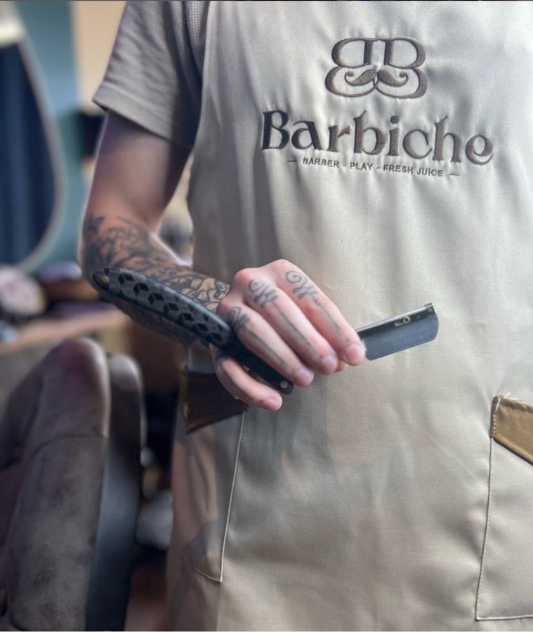 Rasage au coupe-chou par un barbier Barbiche