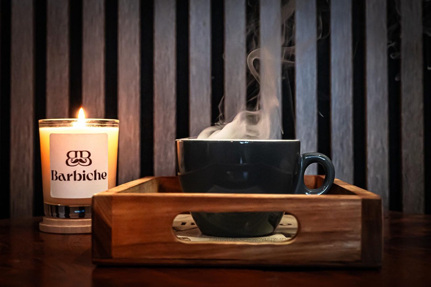 Café signature et bougie Barbiche dans le coin lounge