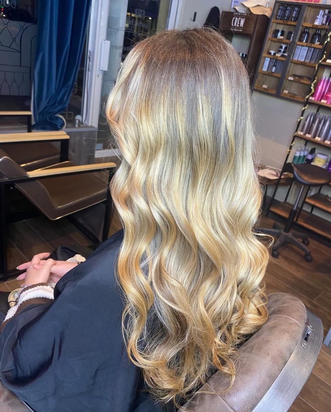 Balayage blond et boucles réalisés chez Barbiche