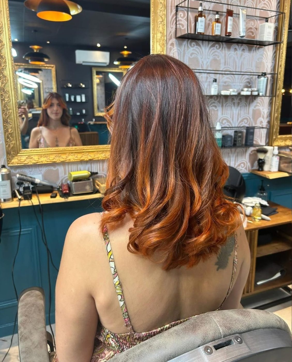 Balayage cuivré et boucles réalisés chez Barbiche