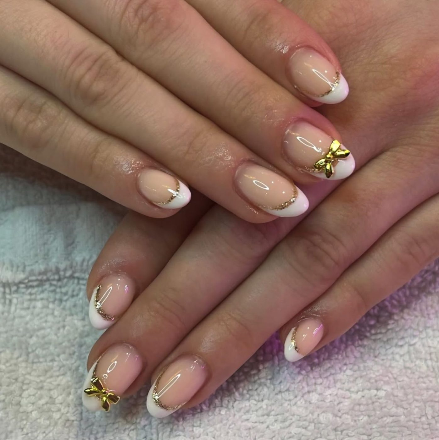 French manucure avec nœud doré — Barbiche Nails