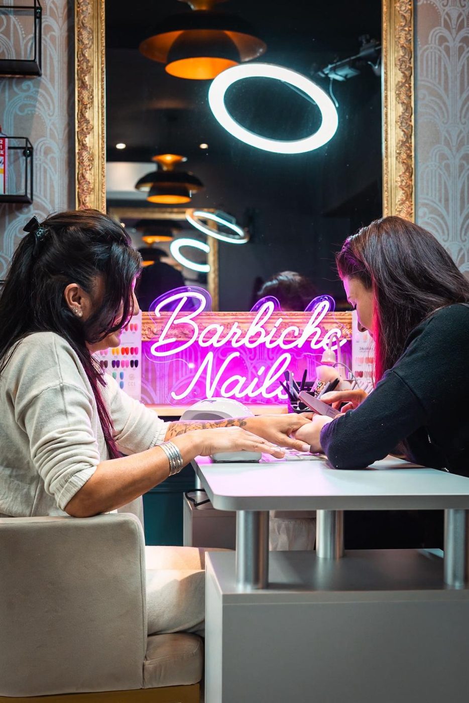 Barbiche Nails — pose d'ongles sous néon rose