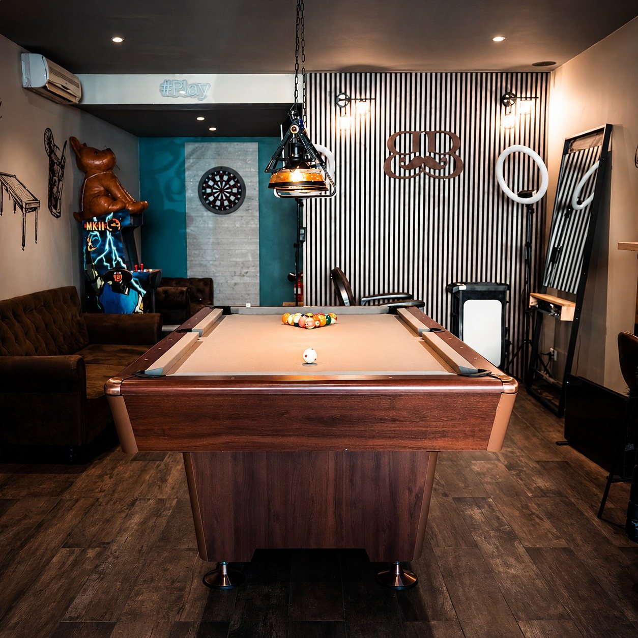 Espace #Play de Barbiche : billard, fléchettes et borne d'arcade